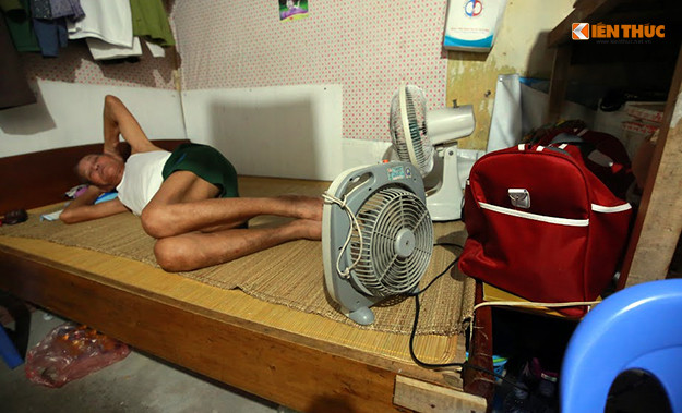 Chia sẻ với Kiến Thức, ông Nguyễn Văn Hùng cho biết: “Mỗi tháng tiền chữa trị cho tôi mất khoảng 7 - 8 triệu đồng, vợ tôi làm nghề đồng nát thu nhập cũng chả được là bao nhiêu. Biết là ở phòng rất nóng nhưng cũng đành phải chấp nhận, không biết làm thế nào nữa".
