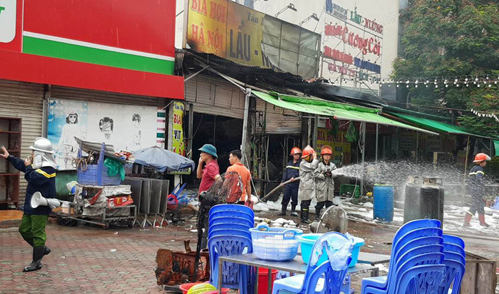 Một số vật dụng, đồ đạc bên trong quán được đưa ra ngoài nhanh chóng không bị lửa làm hư hỏng.