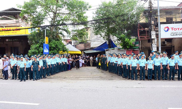 Thượng tá Khuất Mạnh Trí, Phó Trung đoàn trưởng Tham mưu trưởng (SN 1978, quê thị xã Sơn Tây, thành phố Hà Nội) hi sinh vào trưa ngày 26/7 trong lúc thực hiện nhiệm vụ huấn luyện bay chiếc máy bay Su-22, số hiệu 8551 của Trung đoàn Không quân 921, Sư đoàn 371, Quân chủng Phòng không - Không quân.