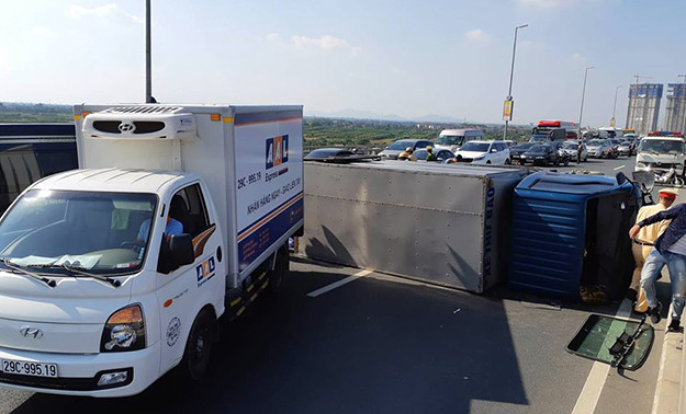 Theo nhân chứng, thời điểm xảy ra tai nạn, họ trông thấy chiếc xe ô tô tải mang BKS Hà Nội đang lưu thông theo hướng Đông Anh về trung tâm Hà Nội, nhưng khi đến giữa cầu Nhật Tân thì bất ngờ mất lái, đâm vào dải phân cách.