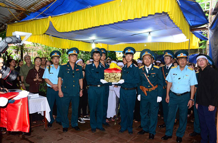 Di cốt của anh được đưa vào phía bên trong nhà.