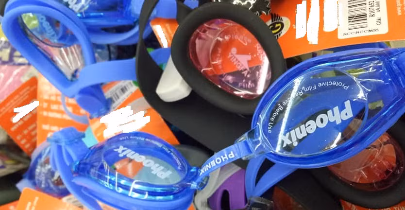 Một chiếc kính bơi thương hiệu Hàn Quốc Phoenix được bày bán trong siêu thị với giá 45 nghìn đồng. Ảnh: Lâm Anh