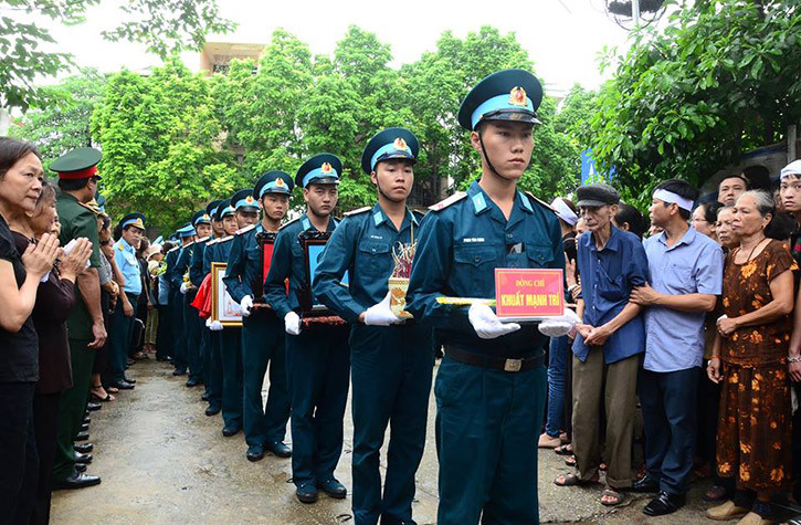 Hay tin Thượng tá Trí hi sinh khi làm nhiệm vụ, cụ ông Nguyễn Văn Thực (91 tuổi, hàng xóm, người đội mũ bên tay phải) dù thời tiết mưa phùn nhẹ vẫn nhờ con cháu đỡ mình ra cùng đón di hài phi công Trí.