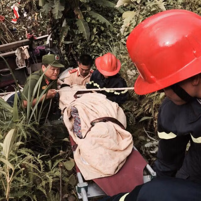 Lực lượng chức năng đưa các nạn nhân gặp nạn ra khỏi hiện trường. Ảnh: Báo Giao Thông.