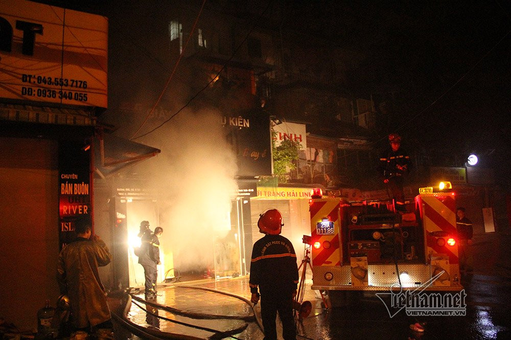 HN: Khu tap the chay lon, nhieu nguoi mac ket