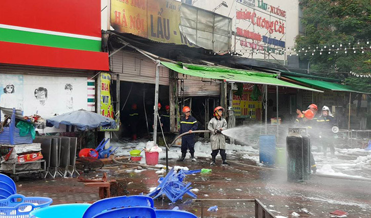 Theo các nhân chứng, sau tiếng nổ lớn, lửa bốc cao sau đó lan rộng ra xung quanh.