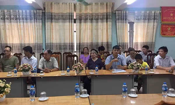 Gia đình anh Phùng Giang Sơn có mặt tại bệnh viện.