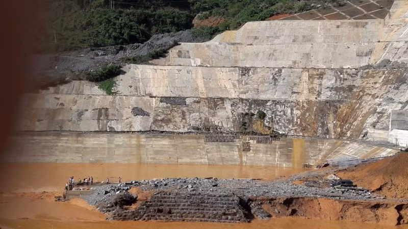 Việt Nam cũng là một trong những quốc gia sử dụng rộng rãi thủy điện để sản xuất điện năng. Và dĩ nhiên, chúng ta cũng từng gặp sự cố tương tự, dù cho hậu quả thấp hơn. Một trong những vụ việc gần đây nhất xảy ra ở Việt Nam là sự cố vỡ cống dẫn dòng thủy điện sông Bung 2 vào ngày 13/9/2016.