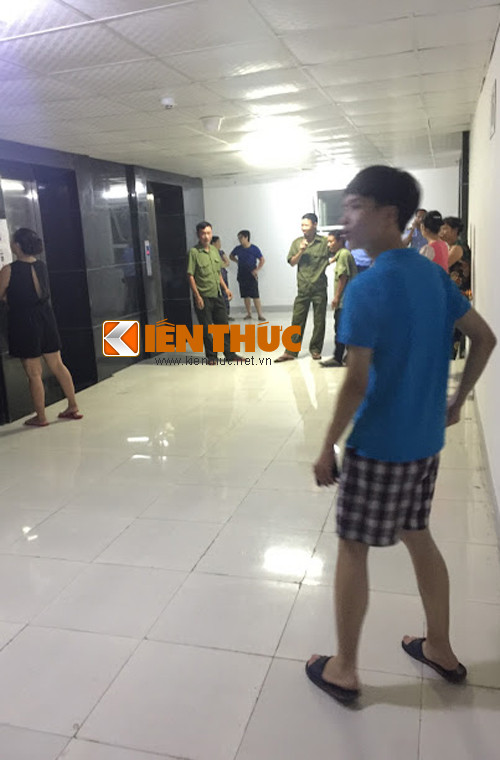 Thông tin với PV, lãnh đạo Công an xã Cự Khê cho biết, người phụ nữ là Hoàng Thị Sen, sinh năm 1985 (quê ở Hưng Yên). Sau khi thắt cổ con và cháu, chị này định tự tử nhưng bất thành. Trong ảnh là sảnh thang máy tầng 16 - hiện trường mẹ thắt cổ con và cháu là căn hộ số 04.