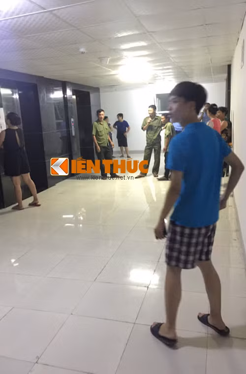 Thông tin với PV, lãnh đạo Công an xã Cự Khê cho biết, người phụ nữ là Hoàng Thị Sen, sinh năm 1985 (quê ở Hưng Yên). Sau khi thắt cổ con và cháu, chị này định tự tử nhưng bất thành. Trong ảnh là sảnh thang máy tầng 16 - hiện trường mẹ thắt cổ con và cháu là căn hộ số 04.