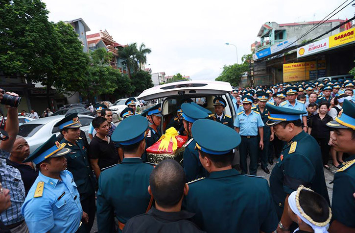 Sáng ngày 29/7, sau khi làm các thủ tục hỏa táng tại đài hóa thân Hoàn Vũ (Hà Nội), di cốt của Thượng tá Khuất Mạnh Trí đã được đồng đội, người thân đưa về với quê mẹ Sơn Tây (Hà Nội).