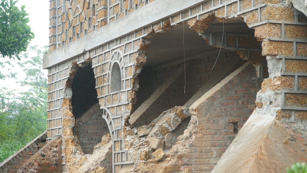 Tuy nhiên, chủ đầu tư không chịu tháo dỡ nên huyện Ba Vì đã thành lập đoàn cưỡng chế. Người có sai phạm phải chi trả kinh phí tháo dỡ.