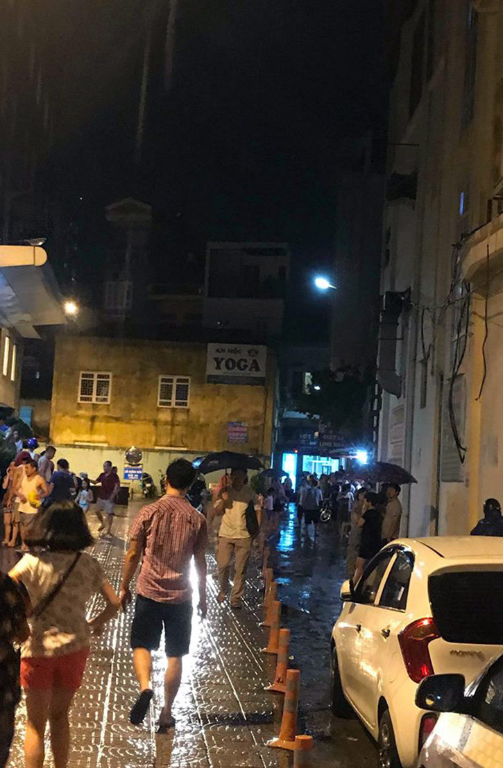 Cư dân chạy thoát thân tứ phía khỏi tòa chung cư SDU Tower bị cháy.