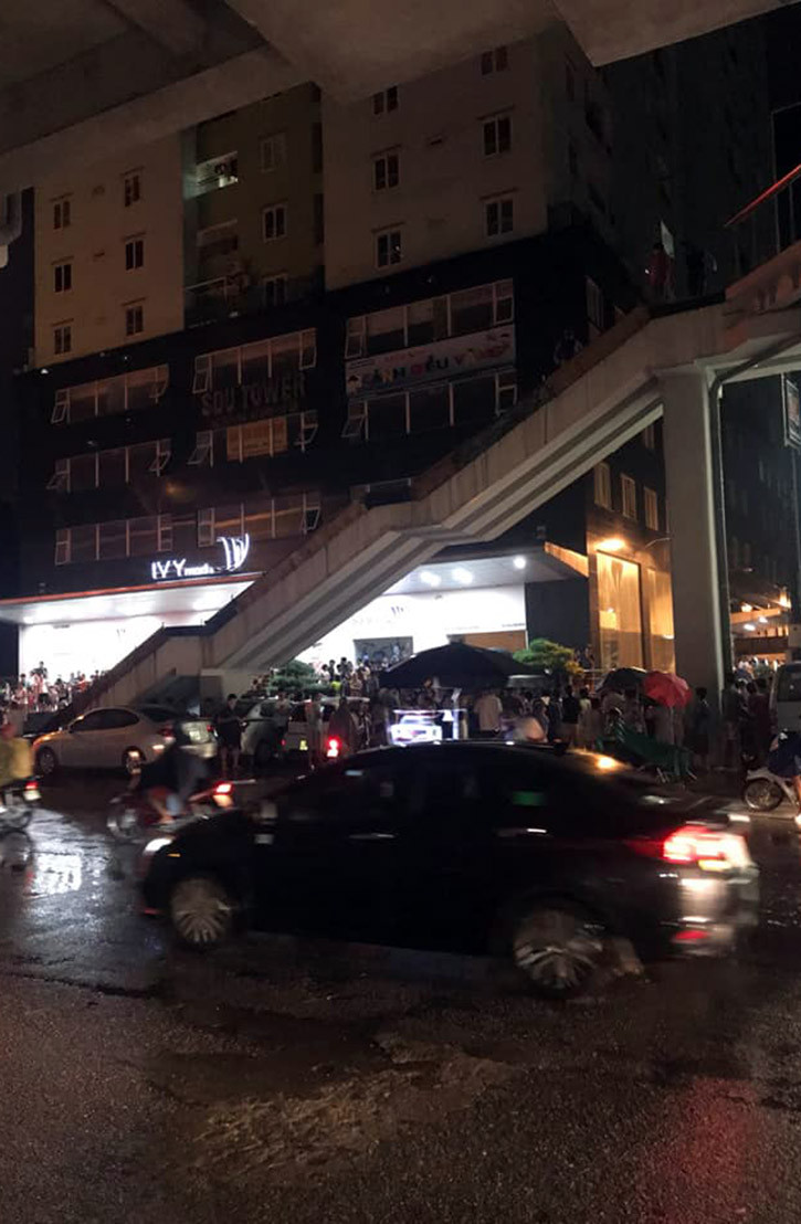 Theo một số nhân chứng, thời điểm trên khi nghe chuông báo cháy, nhiều cư dân cho rằng chỉ là công nhân kỹ thuật đang lắp đặt hệ thống chuông báo cháy nên "bình chân như vại". Chỉ đến khi chuông báo cháy vẫn reo đến hơn 3 phút thì cư dân nhận được thông báo chập điện, cháy ở tầng 15 bên dãy phòng chẵn nên hoảng hốt đua nhau tìm lối thoát.