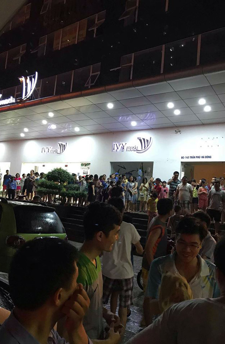 Dù ở Hà Nội thời thời điểm xảy ra vụ cháy đang có mưa lớn nhưng hàng trăm cư dân ở chung cư SDU Tower vẫn tìm cách chạy ra khỏi tòa nhà đang có cháy.