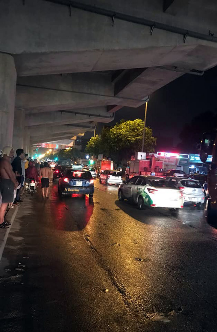 Thậm chí có người quá sợ hãi chạy ra xa tòa nhà, đứng dưới chân đường sắt Cát Linh - Hà Đông.