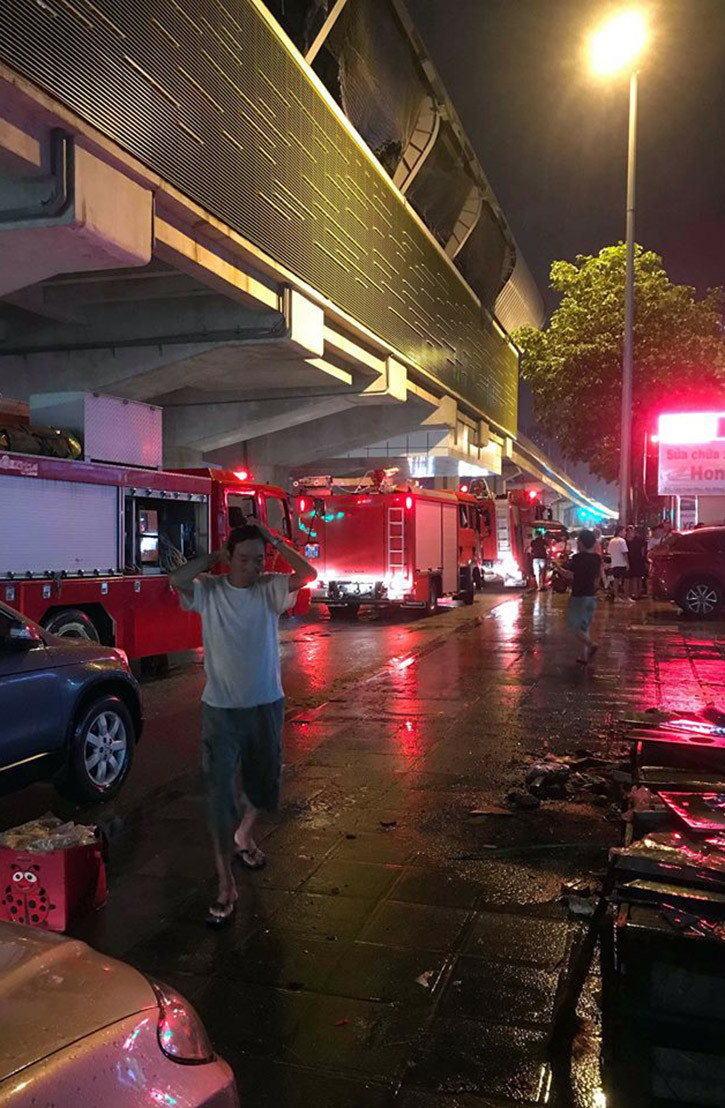 Ngay khi tiếp nhận tin báo, lực lượng PCCC số 9 Hà Nội khẩn trương đến hiện trường để dập lửa.