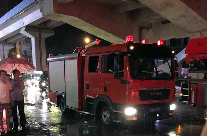 Xe cứu hỏa được huy động đến hiện trường dập lửa giữa trời mưa.