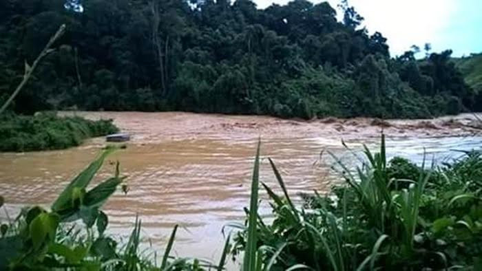 Theo Bộ Công Thương, việc tổ chức thi công của nhà thầu tại hiện trường chưa tốt dẫn đến chất lượng bê tông không đạt mác thiết kế, 40% mẫu không đạt cường độ chịu nén thiết kế, 86% mẫu không đạt cường độ chịu kéo thiết kế và 100% mẫu không đạt dung trọng thiết kế…