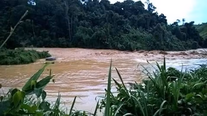 Theo Bộ Công Thương, việc tổ chức thi công của nhà thầu tại hiện trường chưa tốt dẫn đến chất lượng bê tông không đạt mác thiết kế, 40% mẫu không đạt cường độ chịu nén thiết kế, 86% mẫu không đạt cường độ chịu kéo thiết kế và 100% mẫu không đạt dung trọng thiết kế…