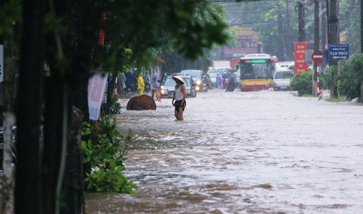 Anh: Mua suot dem, duong Ha Noi ngap sau trong bien nuoc