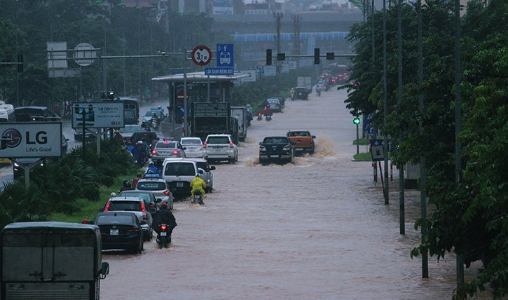 Ô tô xe máy phải "bò" sát mép đường để di chuyển, bởi ở giữa đường mực nước sâu hơn.