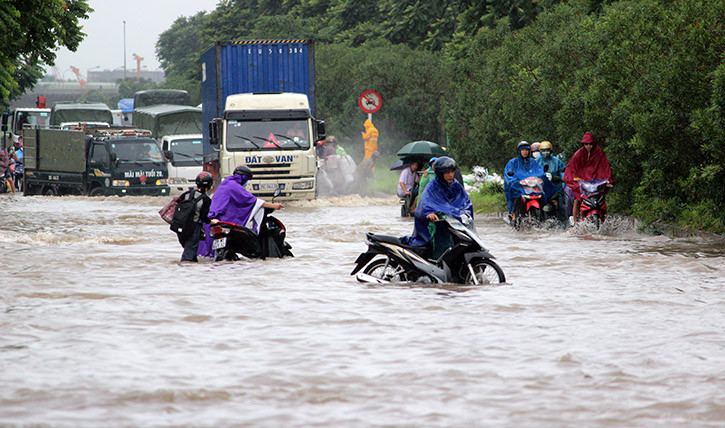 Đến 9h40, tại đoạn đường này nước vẫn chưa có dấu hiệu rút.