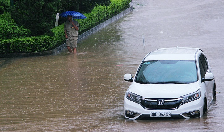 Chủ phương tiện phải bỏ lại chiếc xe ô tô, chờ cứu hộ do bị nước làm chết máy ở Dương Nội.