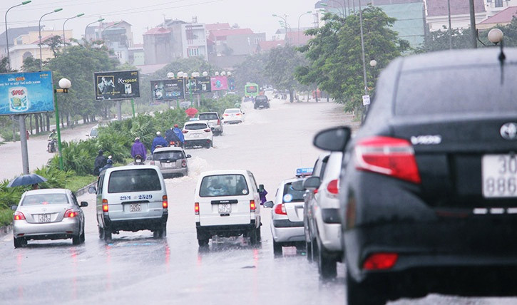 Tại đường Dương Nội (đầu cầu vượt Dương Nội), nước cũng ngập rất sâu, nhiều ô tô, xe máy không dám di chuyển.