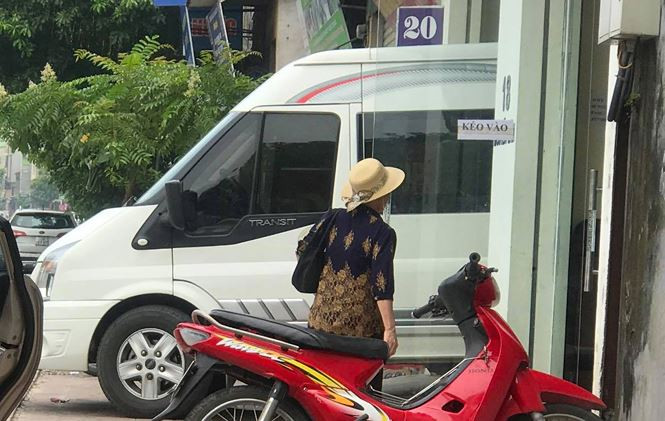 Tại số 18 Nguyễn Lân ( Thanh Xuân) từ 6 giờ sáng đến 20 giờ hằng ngày, những khách có nhu cầu đi Thanh Hoá sẽ dễ dàng mua được vé hãng xe Vân Anh Limousine. Hoạt động bán vé khá công khai, người mua người bán tấp nập. Hãng xe Vân Anh Limousine đưa xe tận bên trong văn phòng đón trả khách, với tần suất dày đặc, khoảng 100 chuyến/ngày.