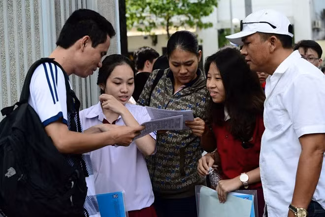 Học sinh, phụ huynh trao đổi về đề thi THPT quốc gia 2018. Ảnh: Lê Quân.