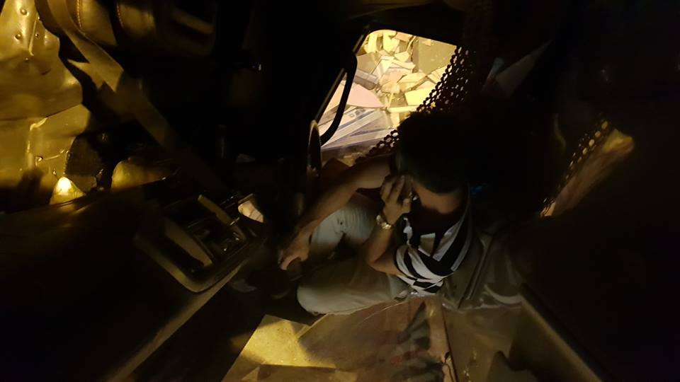 Tai nạn khiến chiếc xe tải "gãy đầu", tài xế may mắn thoát chết.