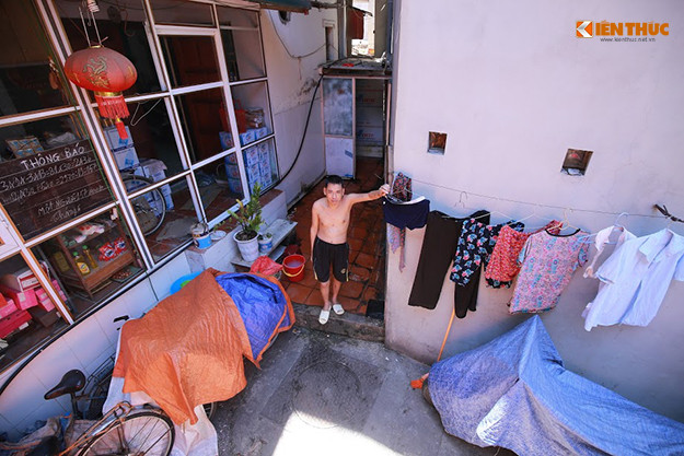 Xóm chạy thận Lê Thanh Nghị hiện có khoảng 100 người bệnh đang tạm trú tại đây. Tuy nhiên do những ngày qua thời tiết quá nóng nên họ chọn cách nán lại bệnh viện để tránh cái nóng thay vì trở về phòng trọ.