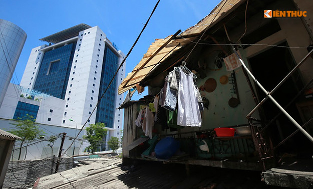 Hà Nội mấy ngày qua nắng nóng diễn ra liên tục, cuộc sống của những người dân ở "xóm chạy thận" tại ngõ 121 Lê Thanh Nghị (quận Hai Bà Trưng, TP Hà Nội) càng trở nên vất vả hơn khi mọi sinh hoạt của họ đều diễn ra trong căn phòng khép kín rộng khoảng 7-8m2.