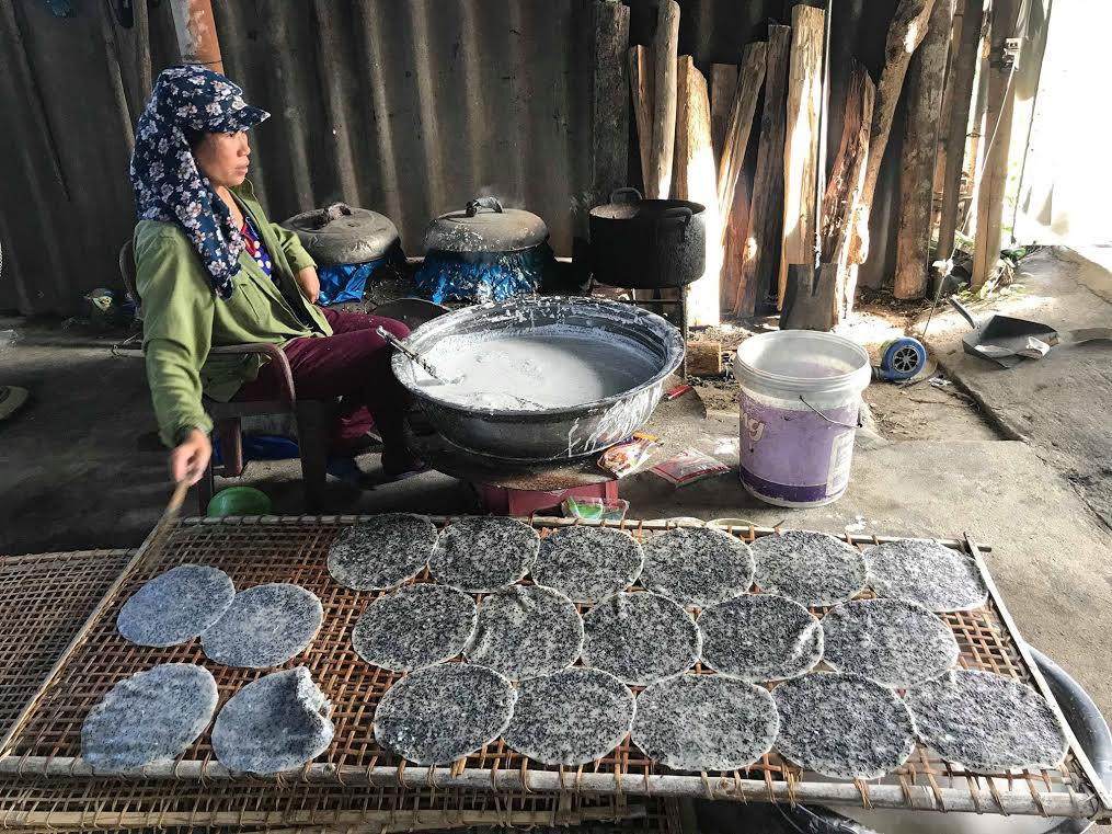 Để có những chiếc bánh con, bà con chọn loại gạo khang dân 18, nêm thêm gia vị : tiêu, tỏi thêm 1 chút muối. Mang đặc trưng rất riêng. Ảnh: Mỹ Hà