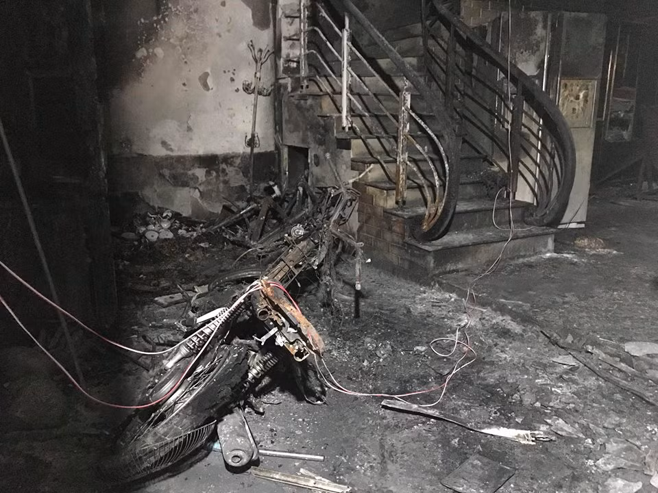 Một số đồ vật, dụng cụ, xe máy ở dưới tầng 1 của ngôi nhà đã bị lửa cháy hư hỏng.