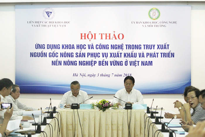 TS.KH Nghiêm Vũ Khải - Phó Chủ tịch Liên hiệp hội Việt Nam (phải) và TS Phùng Đức Tiến - Phó Chủ nhiệm Ủy ban Khoa học Công nghệ và Môi trường - Quốc hội (trái) tại hội nghị.