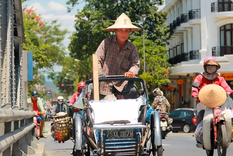 Theo Trung tâm Dự báo Khí tượng Thủy văn Trung ương, đợt nắng nóng này có thể gay gắt nhất từ đầu năm đến nay. Các tỉnh ven biển miền Trung, khả năng xuất hiện một, hai đợt nắng nóng nữa có cường độ tương đương trong tháng 7. Ảnh: NGUYỄN DO