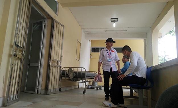 “Sáng nay (7/7), cơn đau bụng nặng hơn, không chịu nổi nữa trung tâm mới đưa đến bệnh viện khám. Bây giờ khám xong, lấy thuốc, trung tâm bảo chúng tôi về quê luôn. Đang đau thế này, quê lại xa, không biết chúng tôi về như thế nào?”, một nam học viên khác chia sẻ.