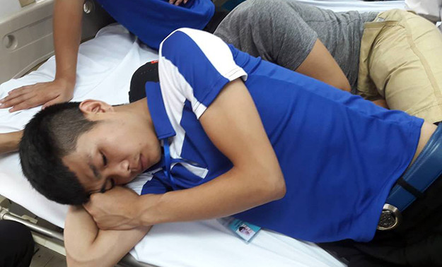 Theo chia sẻ của nam học viên này, thì bữa cơm trưa ngày 6/7, gồm có các món như: “Vịt luộc, nước luộc nấu măng, rau luộc, đậu phụ sốt cà chua, thịt rang… Đặc biệt, món đậu phụ sốt cà chua ăn vào có cảm giác để lâu, bị nhớt. Tại bếp ăn của Trung tâm còn lắp hệ thống phun sương và những giọt sương phun rơi vào các món ăn”.