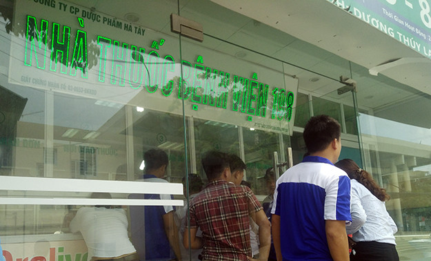 Trong khi đó, một số học viên khác cho biết, sau bữa ăn trưa và cho đến chiều tối thì nhiều học viên nữa bị đau bụng mạnh hơn nên được đưa đi bệnh viện trước.