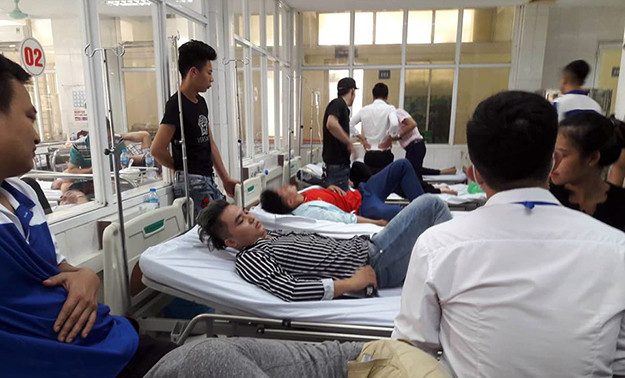 ...Đến 17h chiều, tôi mới bắt đầu có biểu hiện đau đau cơ bụng, cơn đau mỗi lúc một tăng lên. Càng tối, tôi càng bị đi ngoài liên tục rồi có biểu hiện sốt, mệt mỏi, không còn sức lực nữa, đi không nổi. Tôi được đo nhiệt độ là hơn 39 độ”.