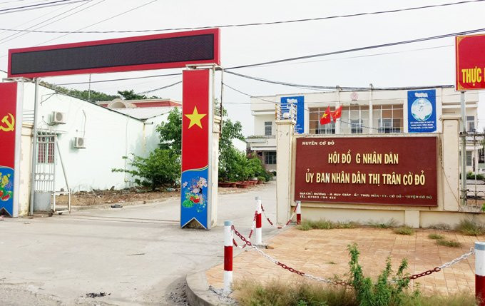 UBND thị trấn Cờ Đỏ, nơi xảy ra vụ việc.