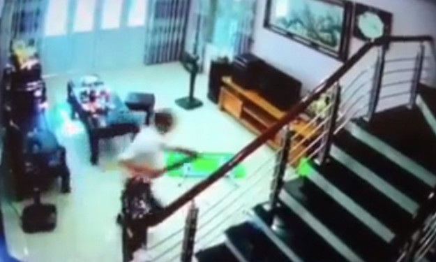 Như báo Kiến Thức đã đưa tin, khoảng 9h30 sáng 3/7, không rõ vì lý do gì, ông V.V.B (49 tuổi, Trưởng phòng Y tế số 3 Trung tâm cai nghiện đóng trên địa bàn xã Trung Giã) cầm dao chém chị Nguyễn T.T.H (là nhân viên của Trung tâm) và cháu Đ.T.B.N (con chị H.) tại nhà chị này ở khu tập thể xã Trung Giã. Thấy vậy chị N.T.M (33 tuổi) đã lao vào can ngăn, và bị thương tích nhẹ ở cánh tay.