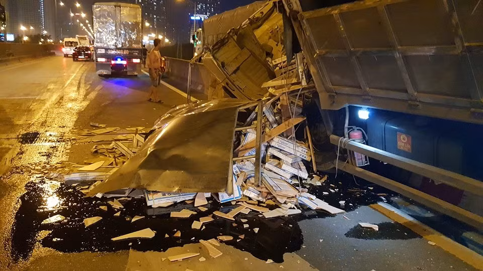 Hàng hóa trên xe bị rơi vương vãi ra đường.