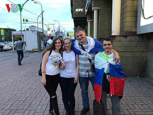 Người hâm mộ đội tuyển Nga trong niềm vui chiến thắng.