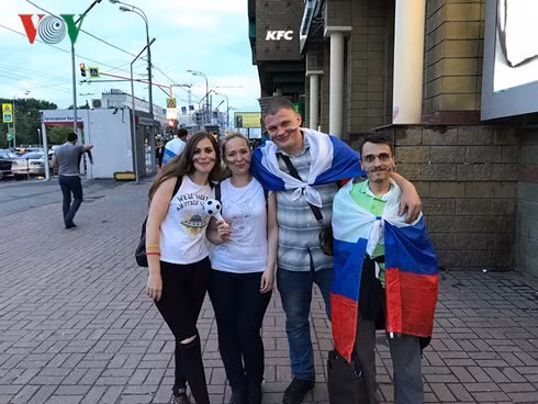 Người hâm mộ đội tuyển Nga trong niềm vui chiến thắng.