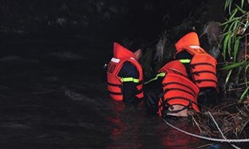 Cơ quan chức năng tích cực tìm kiếm nạn nhân.