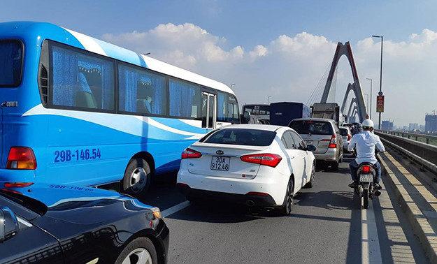 Cầu Nhật Tân ùn tắc nghiêm trọng do vụ tai nạn.