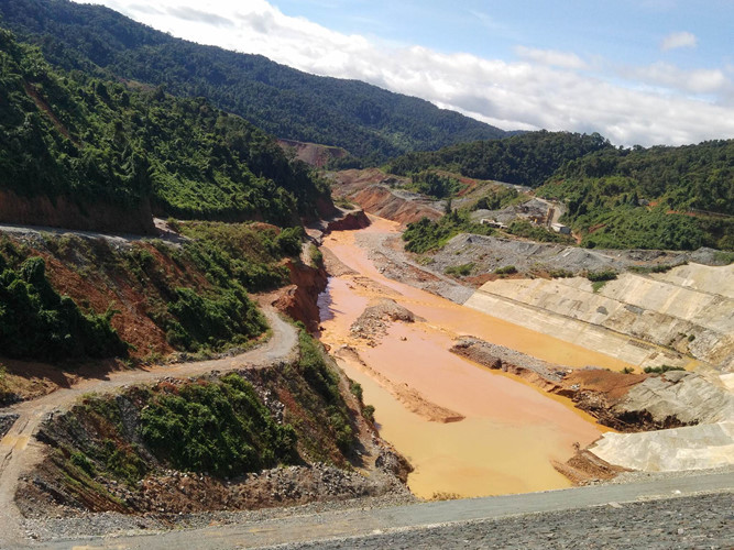 Sự cố vỡ thủy điện sông Bung 2 đã khiến 2 công nhân lái máy đào của nhà thầu Tổng công ty xây dựng thủy lợi 4 bị mất tích, ngoài ra có một số công nhân trồng rừng, người vãng lai chưa liên lạc lại được và hiện đang được xác minh. Tài sản, đã có 2 ô tô loại 7 chỗ, 2 máy đào, 1 máy cẩu 25 tấn, khoảng 5 chiếc xe tải bị ngập trong nước, nhiều thiết bị thi công khác hư hỏng. Nước tràn cũng làm ngập lụt một số đường giao thông tại thôn Pà Ooi, cuốn trôi 2 nhà dân và 1 nhà khác bị đổ nghiêng.